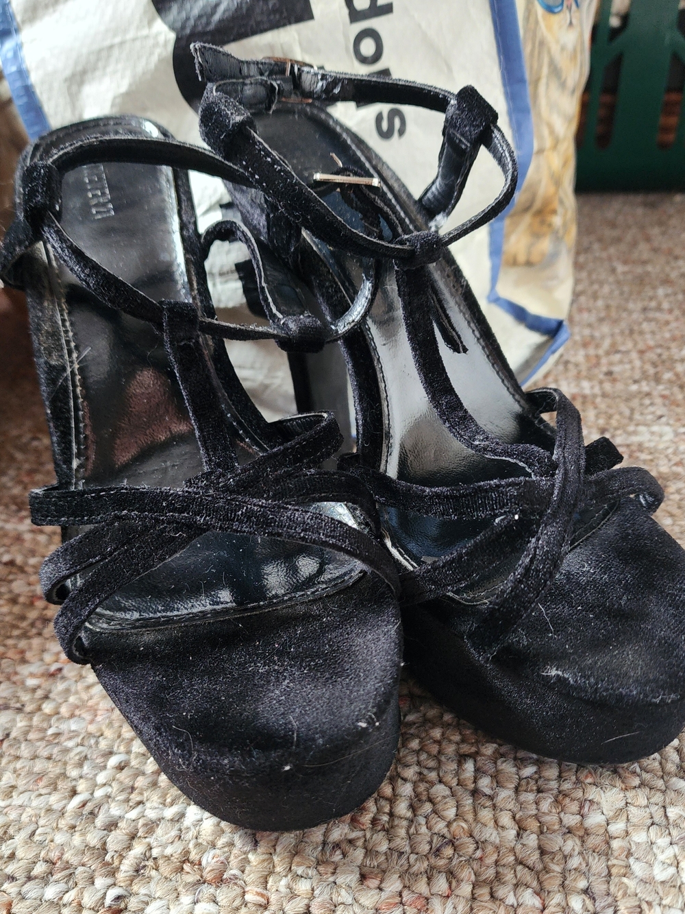 Women’s Black Velvet Strappy Platform Heels Forever21 Size 6.
